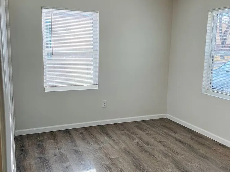 1227 N Eisenhower Dr — Photo 7
