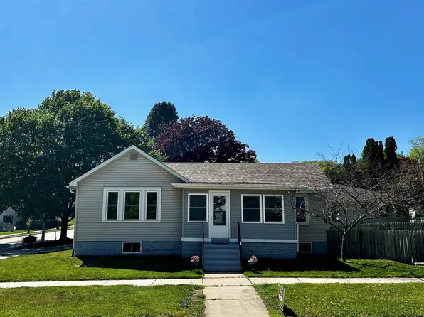 509 S Mill St, Decorah, IA 52101