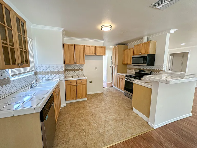 7353 Yarmouth Ave — Photo 6