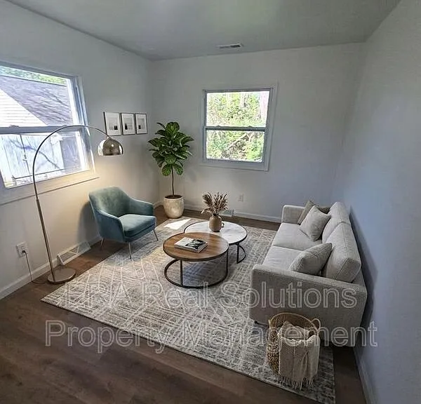 1665 Elaine Rd — Photo 3