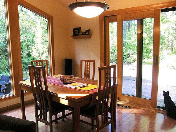 Dining area w/sliders to back brick patio