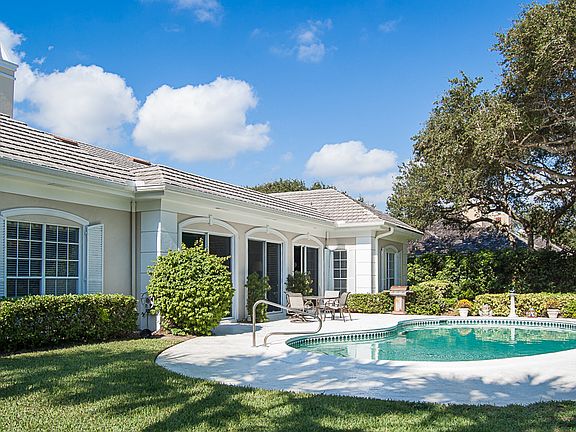 5th image of 460 Sea Oak Dr