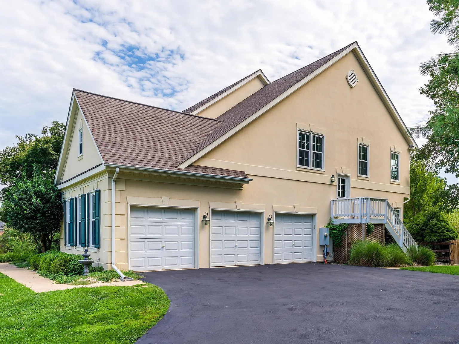 6 bed, 4.5 bath, 6967 sqft, $7,900 — Photo 4