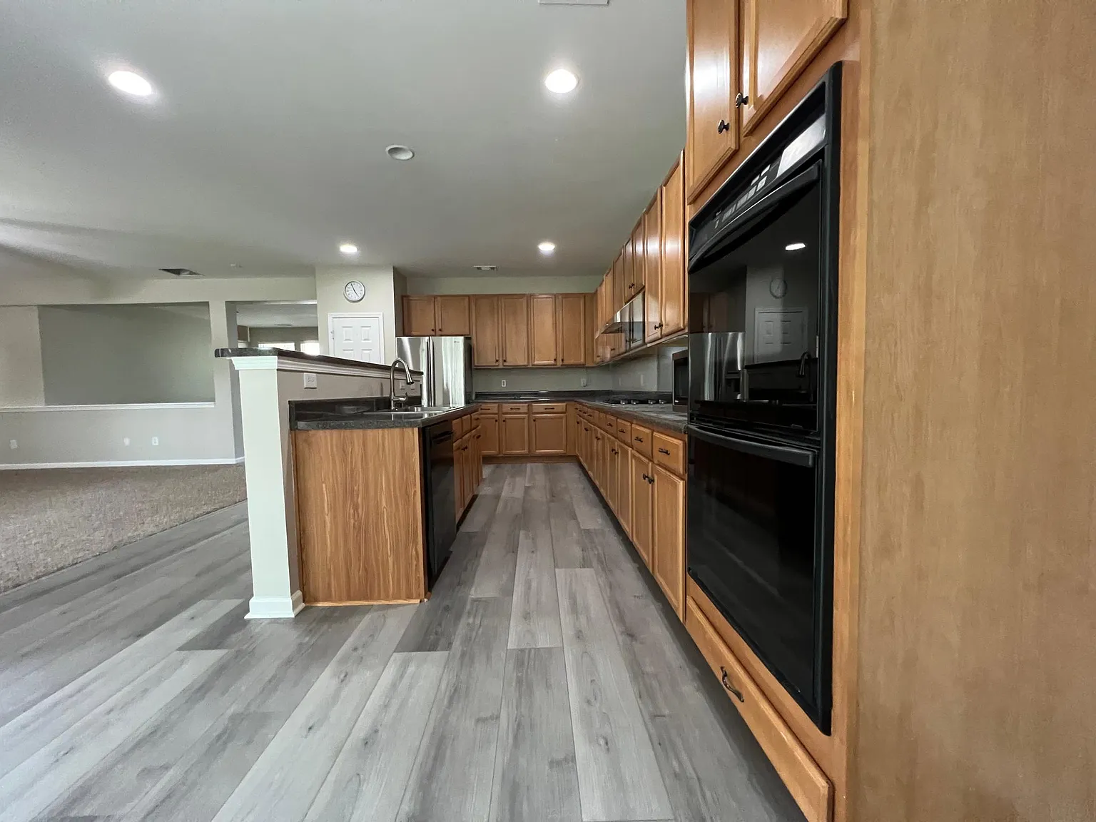 5 bed, 3551 sqft, $2,975 — Photo 2