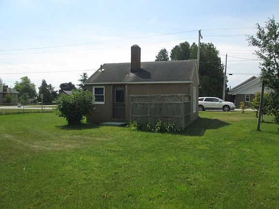 2nd image of 816 Arbutus Ave