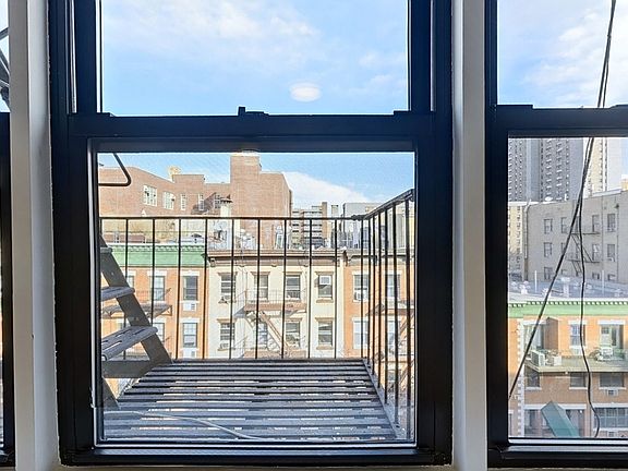 4th image of 624 E 11th St APT 1c