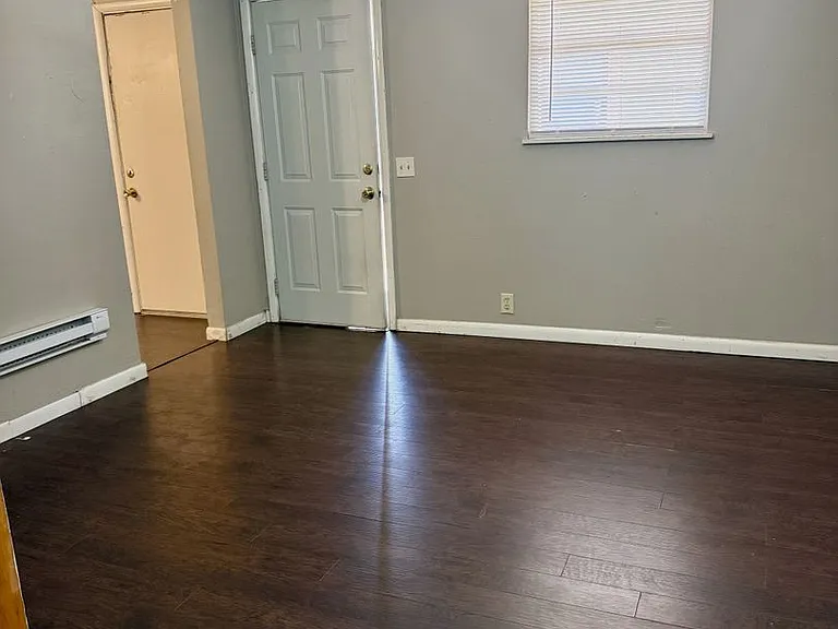 709 N Broadway St — Photo 2