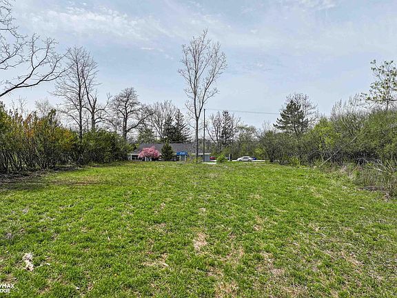 5th image of 3353 S Center Rd