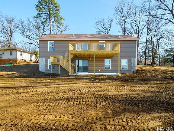 3rd image of 122 Robin Hill Dr