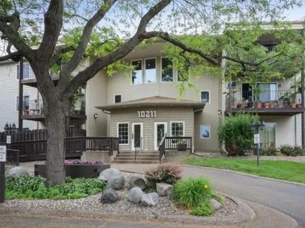 10211 Cedar Lake Rd APT 105, Minnetonka, MN 55305