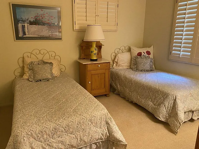 Lilac Dr — Photo 18