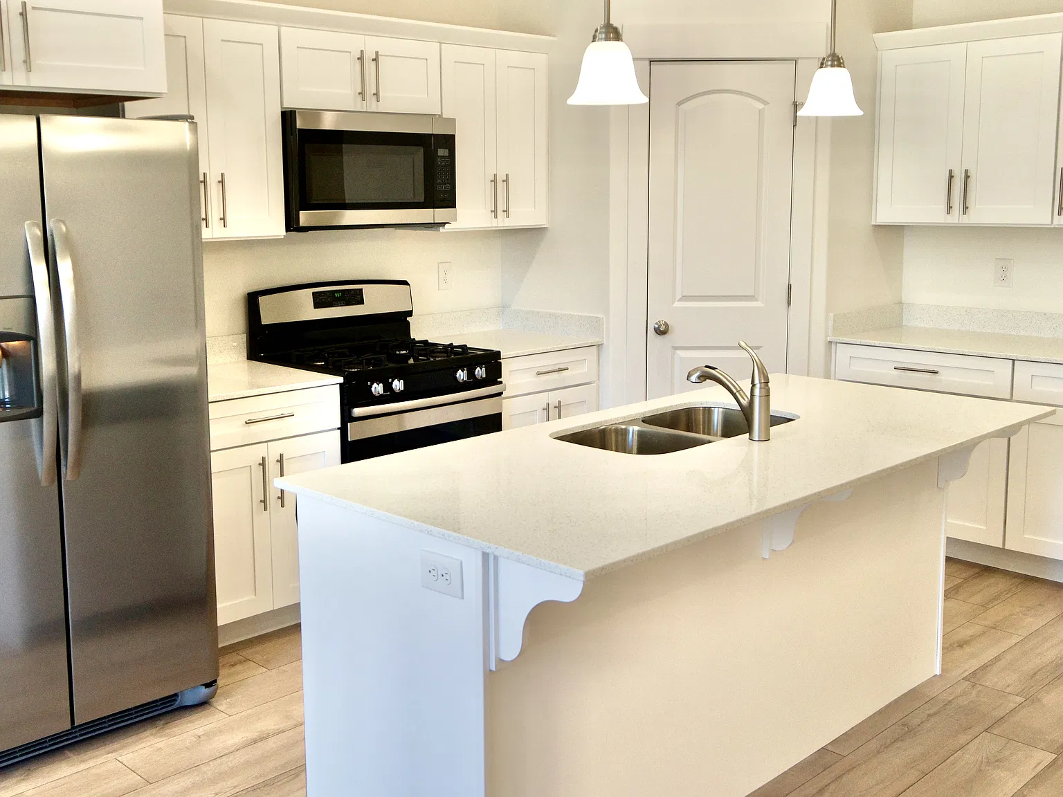 4 bed, 2.5 bath, 2296 sqft, $2,300 — Photo 3