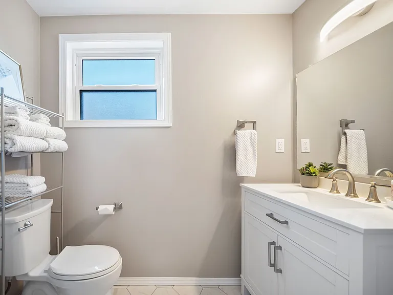 107 E Regina Ave — Photo 30