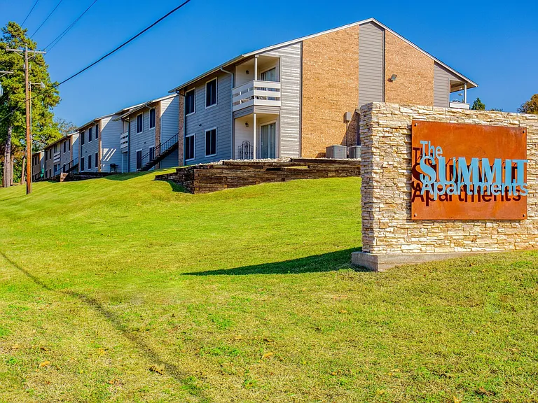 The Summit Apartments — Photo 13