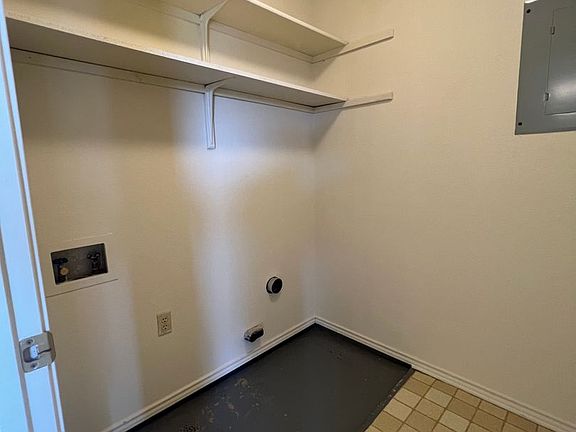 3rd image of 9011 Royal Ln
