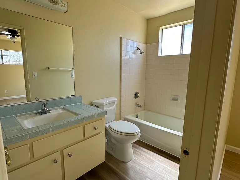 1423 Edgewood Dr — Photo 3