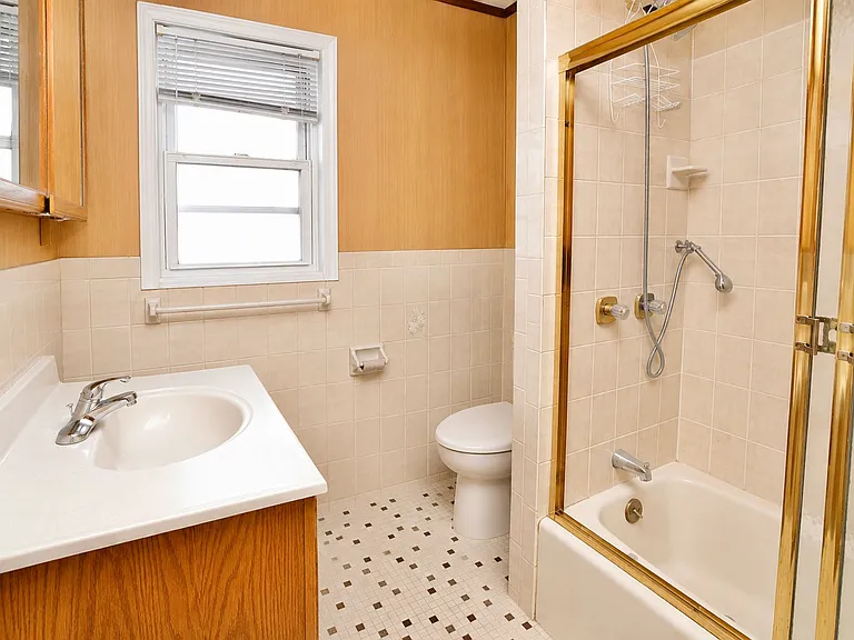 Full Bath (2nd floor)