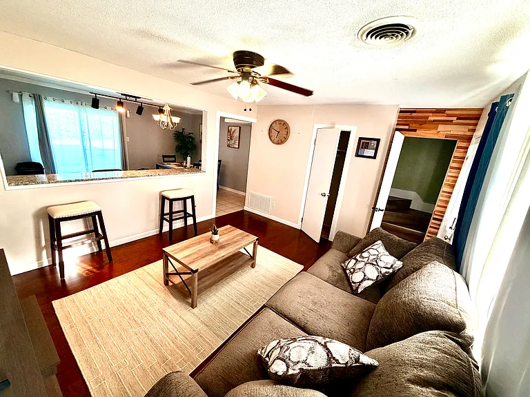 218 Baylor Cir — Photo 3