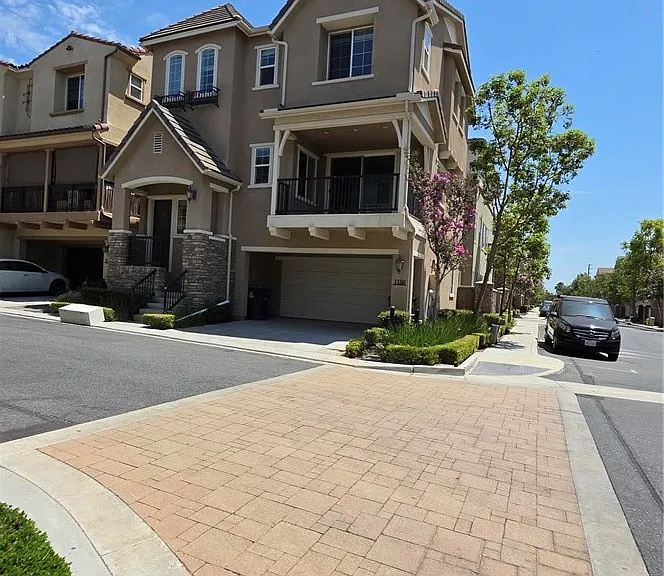 1150 Livingston Ln — Photo 2