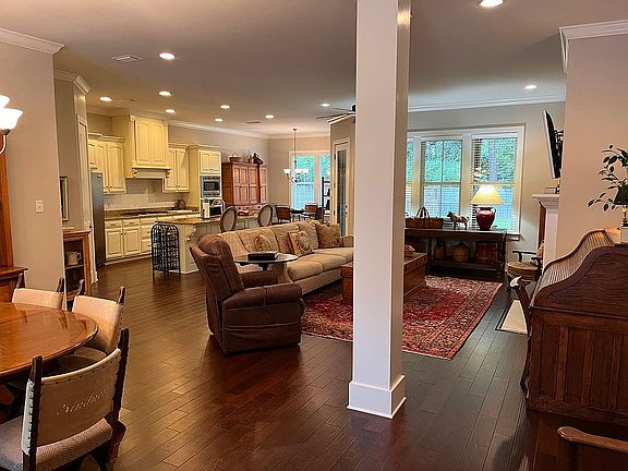 OPEN FLOOR PLAN! 