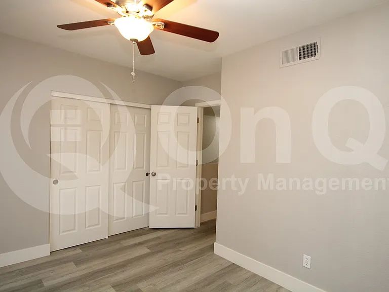 2807 E Paradise Ln #101 — Photo 8