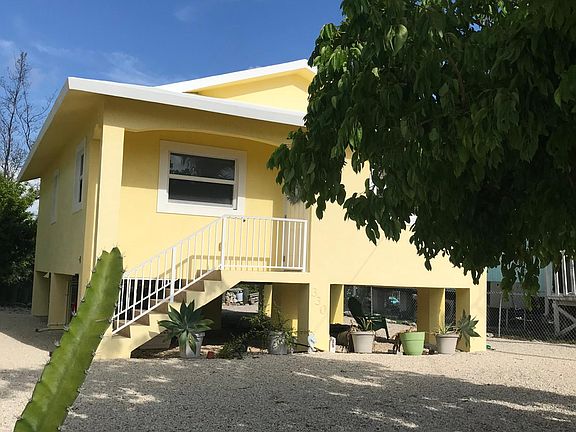 2nd image of 330 Oleander Dr