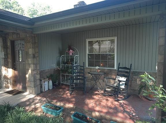 3rd image of 203 S Larchmont Ave