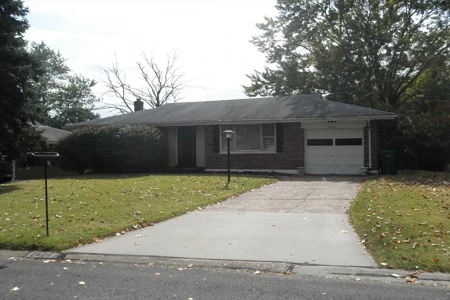 2424 Caverhill Dr photo 1