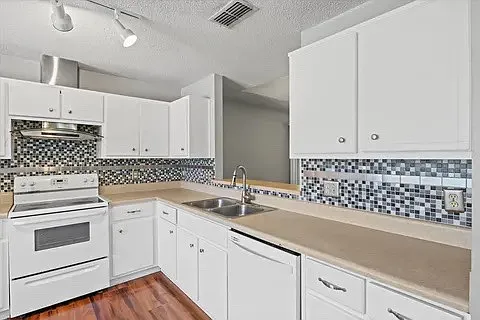 3 bed, 1552 sqft, $2,200 — Photo 2