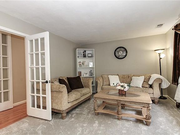 4th image of 900 Marlborough Cir