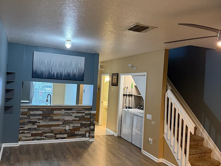 1090 Vineland Pl — Photo 10
