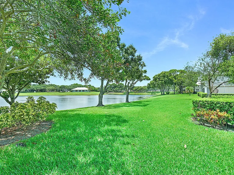 2442 SW Danbury Ln — Photo 3