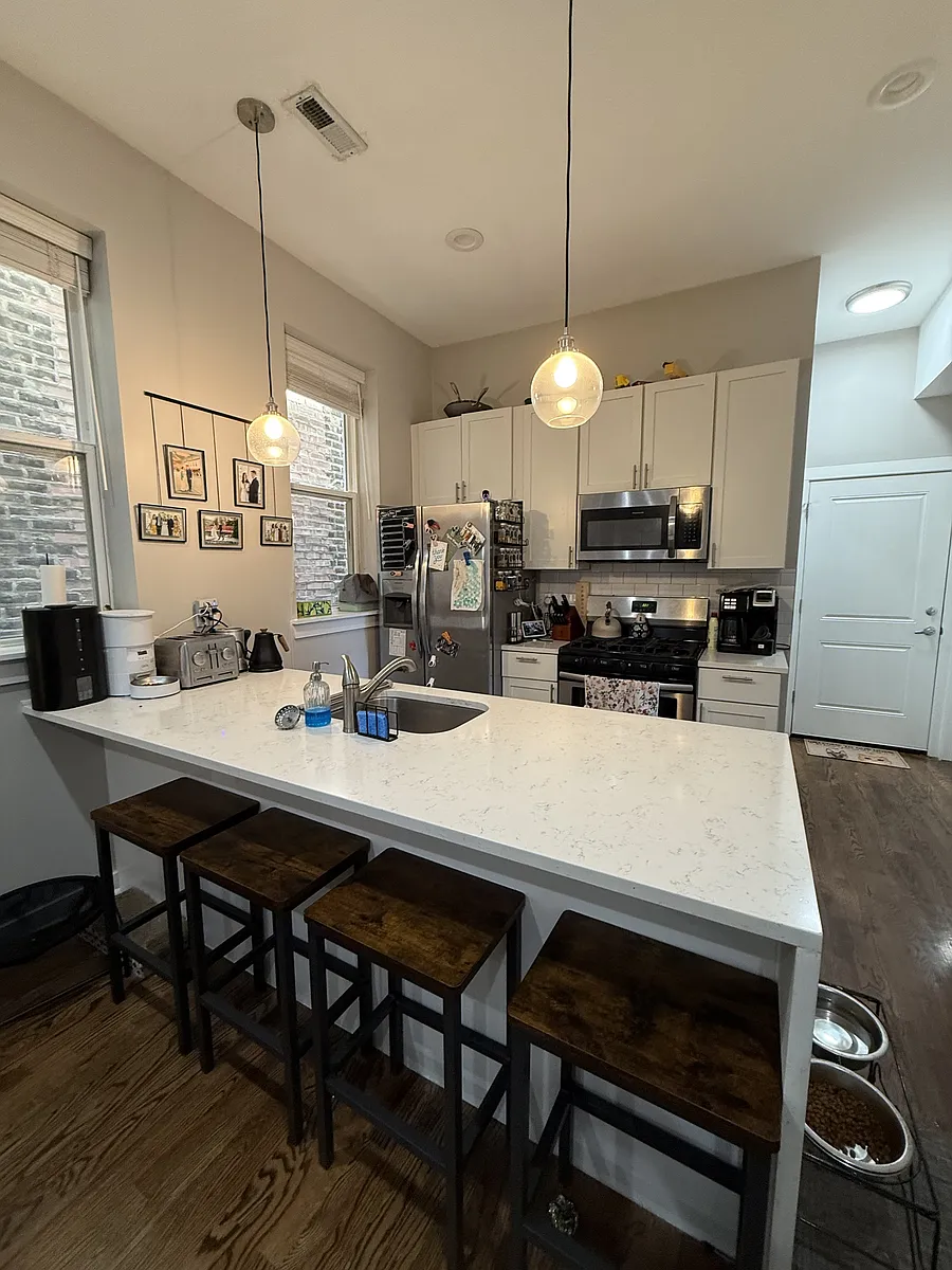 Building Photo - 734 N Throop St #3R