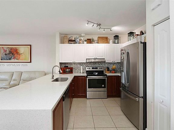 5th image of 941 SW 148th Pl
