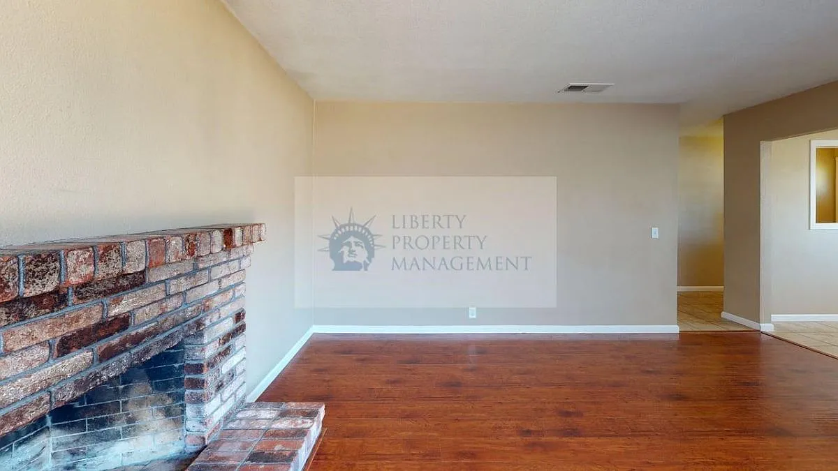 3 bed, 1040 sqft, $2,450 — Photo 4