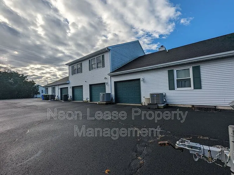 406 Franklin St — Photo 15