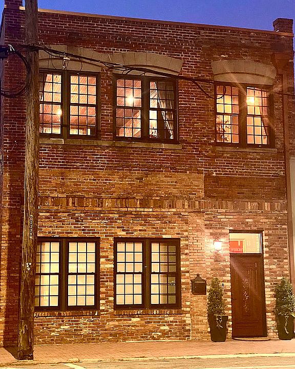 1st image of 118 E Wright St