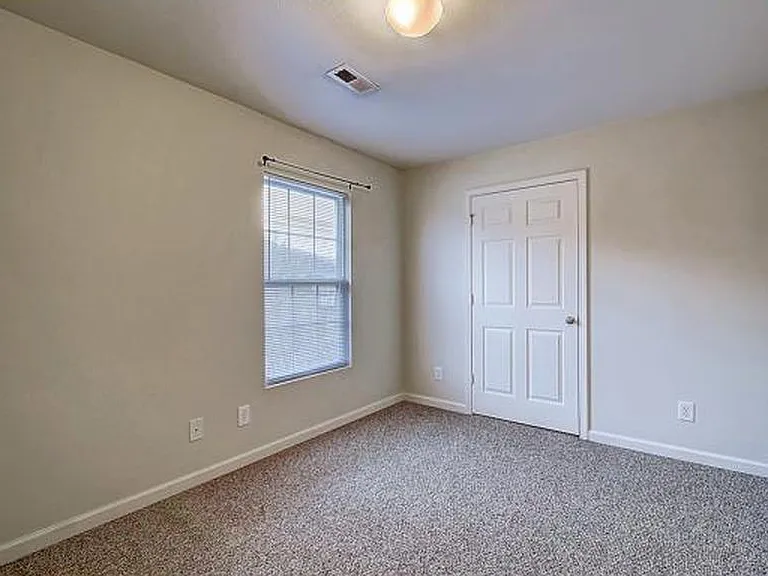 Windsor Hills Condominiums — Photo 7