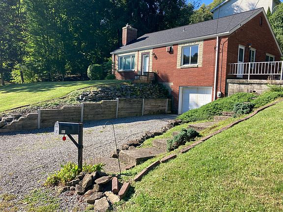 Beautiful 2 Bedroom House. Great Location! Large driveway. Large rooms. Furnished - ready to move in!