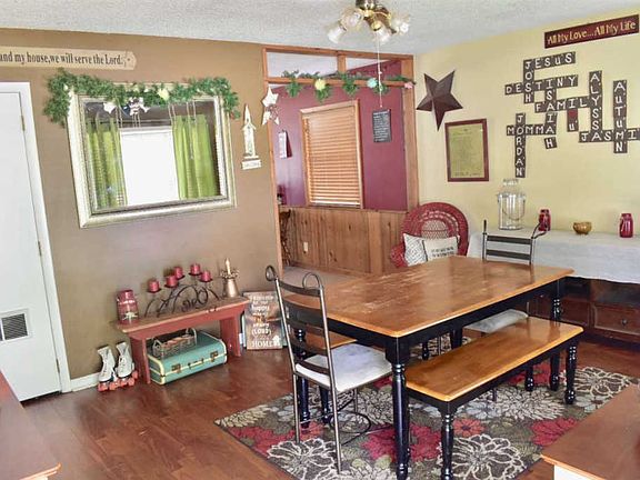 3rd image of 3243 Chaucer Dr