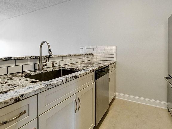 4th image of 49 Buttles Ave