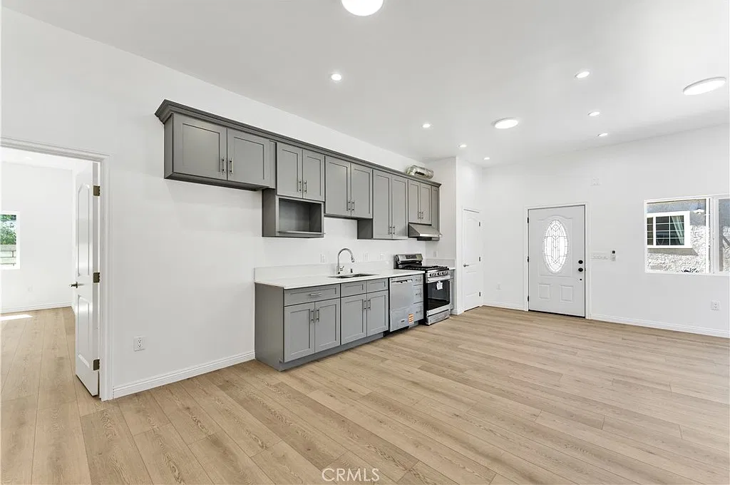 656 E I St — Photo 4