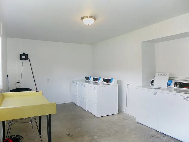 400 Davie Rd #8 — Photo 15