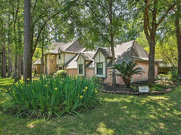 Color abounds with both annual and perennial plantings in this half acre corner cul-de-sac street.Brick on all four sides of the home. Towering trees provide ample shade.