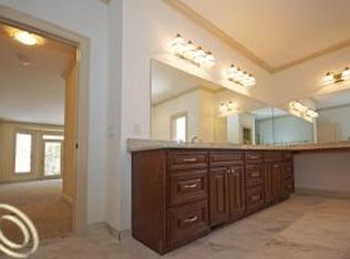 2324 Oak Ridge Dr, Troy, MI 48098