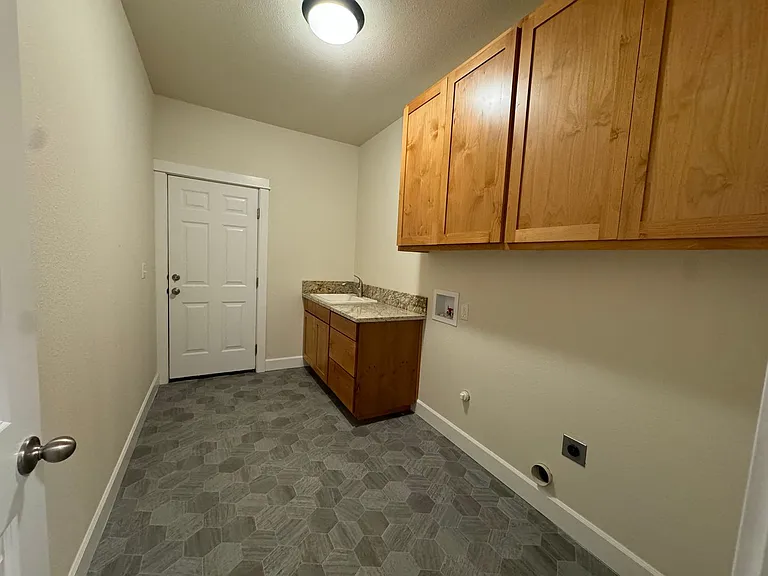 1811 NE Alameda Ave — Photo 32