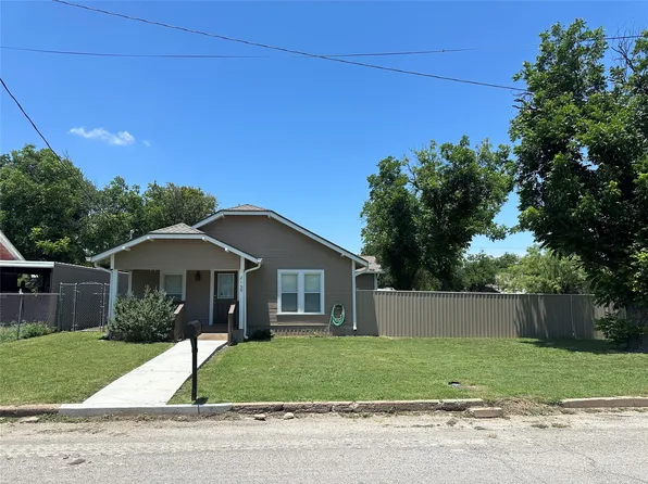 215 E 10th St, Coleman, TX 76834