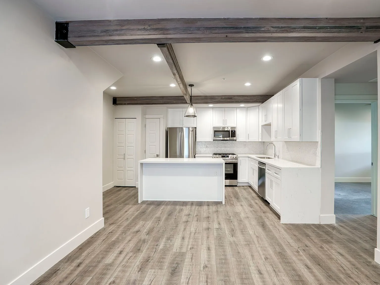 2 bed, 915 sqft, $2,145 — Photo 3