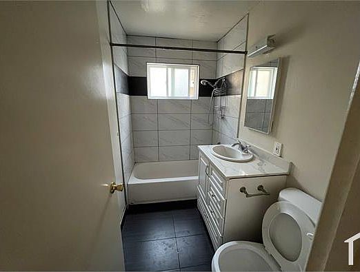 2nd image of 991 Ravenscourt Ave