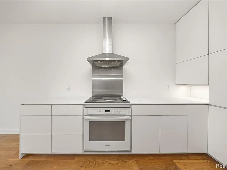 644 Selden St #302 — Photo 9